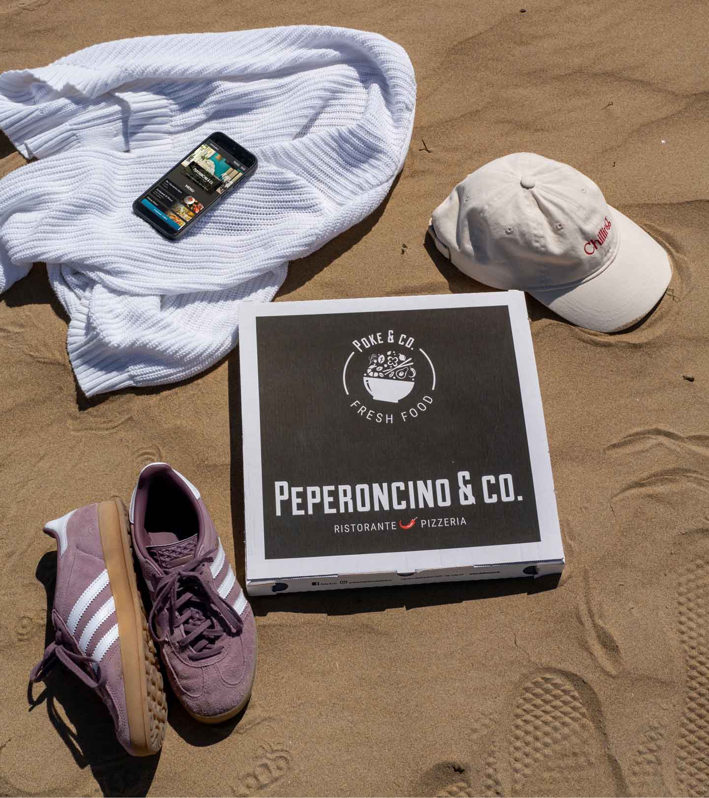 Creazione contenuti social per promuovere il delivery in spiaggia del ristorante pizzeria Peperoncino & Co. di Lignano Sabbiadoro. Gold Move Conegliano Treviso.